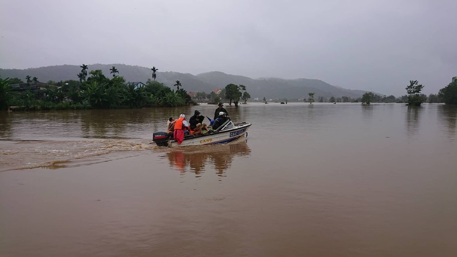 Công an huyện Lắk đưa ca nô đi phá mì tôm cho dân bị ngập lụt