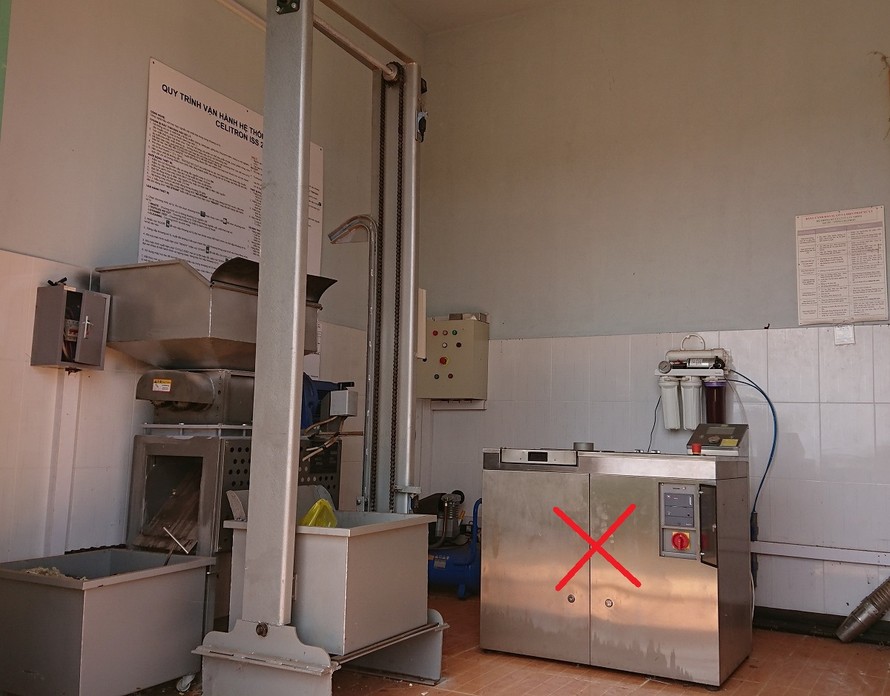 Dù đã mua máy xử lý chất thải rắn công nghệ hấp và cắt nhỏ (dấu X) do Hungary sản xuất, nhưng Sở Y tế Đắk Nông phải mua thêm máy cắt mới hoạt động được