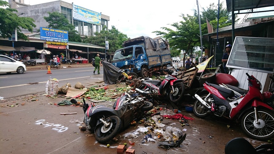 Hiện trường vụ tai nạn giao thông, nhiều phương tiện xe máy và ô tô không còn nguyên vẹn