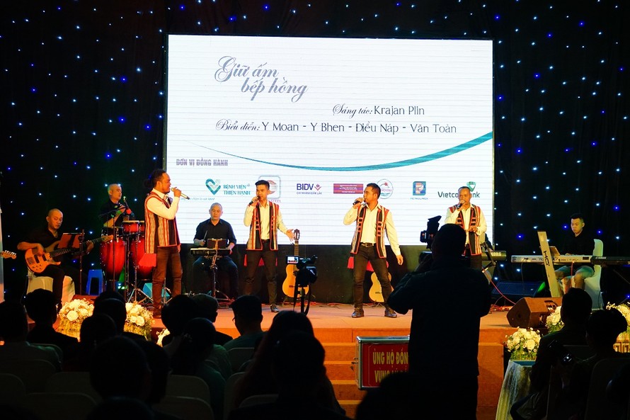 Toàn cảnh đêm ca nhạc quyên góp tiền ủng hộ người dân Đắk Lắk chịu ảnh hưởng của thiên tai.