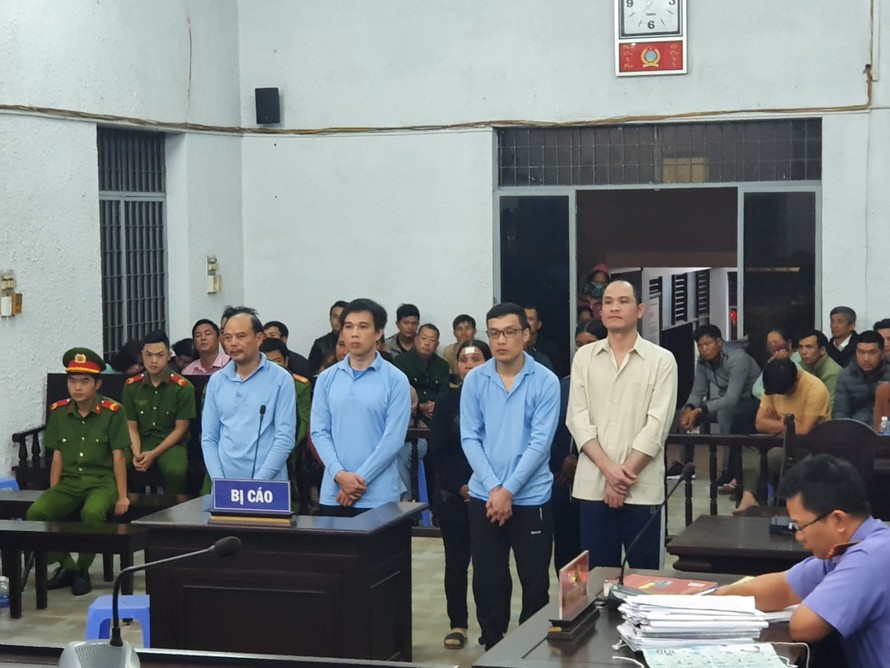 Các bị cáo nghe HĐXX TAND tỉnh Đắk Lắk tuyên án