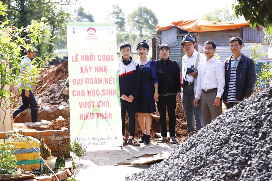 Làm lễ khởi công xây nhà cho cháu Quyết
