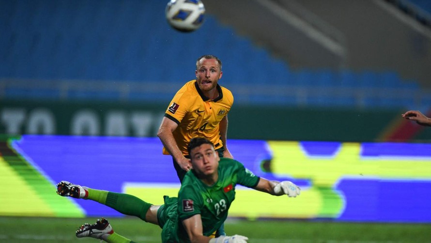 Toàn đội Australia ngả mũ trước sự hi sinh của người ghi bàn vào lưới Việt Nam