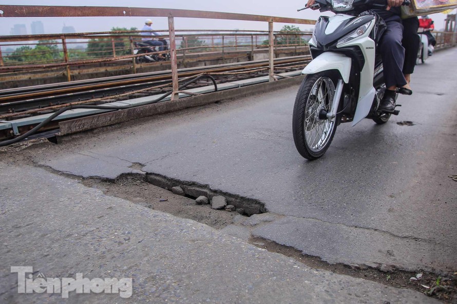 'Cầu trăm tuổi' ở Hà Nội xuống cấp nghiêm trọng, lộ khe nứt