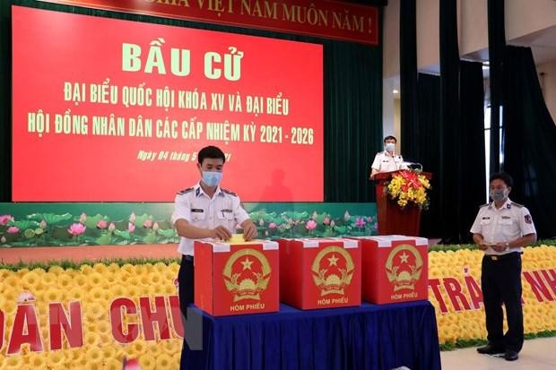 Cán bộ, chiến sỹ bỏ phiếu bầu tại Trụ sở Cảnh sát biển Vùng 3. (Ảnh: Đoàn Mạnh Dương/TTXVN).