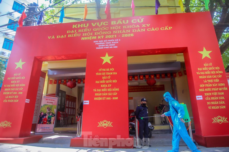 Hà Nội phun khử khuẩn phòng dịch COVID-19 tại các điểm bầu cử