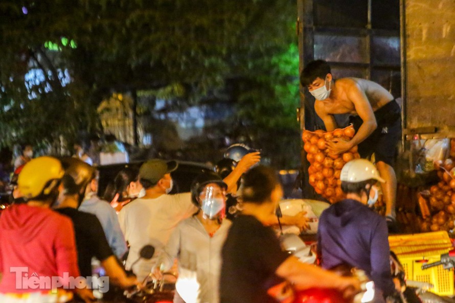 Phong tỏa chợ Long Biên, tiểu thương buôn bán ngoài đường cả đêm