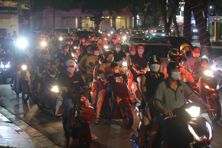 Phố trung tâm Hà Nội đông nghẹt, ùn tắc trong đêm Trung thu