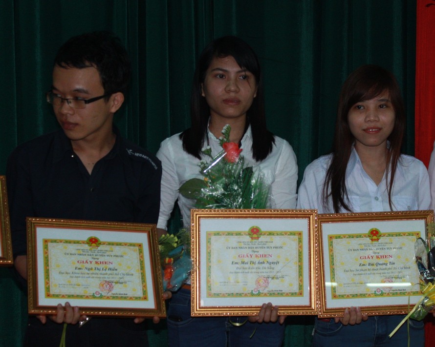 Nguyễn Thị Bảy (giữa) nhận giấy khen và học bổng tại lễ gặp mặt biểu dương sinh viên tiêu biểu toàn huyện Tuy Phước (Bình Định).