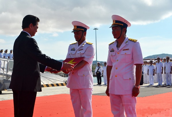 Thủ tướng Nguyễn Tấn Dũng trao Quốc kỳ cho Chỉ huy Lữ đoàn Tàu ngầm 189 