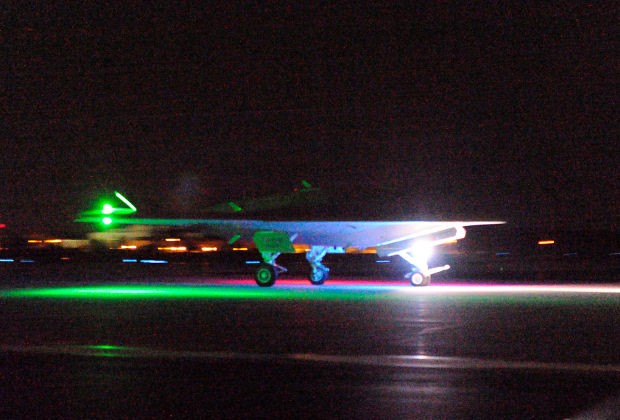Máy bay không người lái tấn công X-47B lần đầu bay đêm