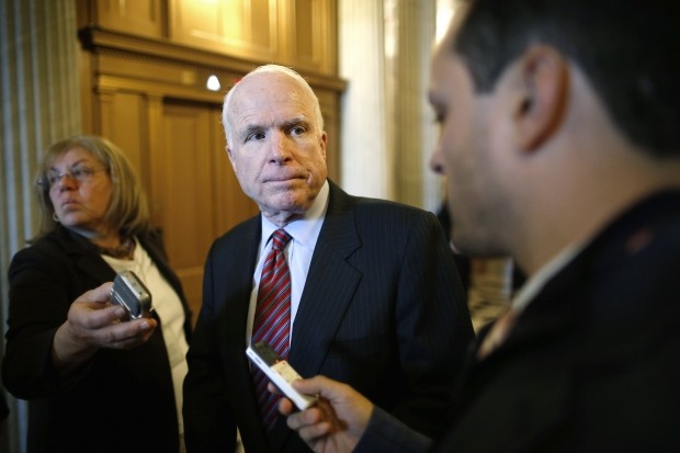 Thượng nghị sĩ Mỹ John McCain trả lời báo giới
