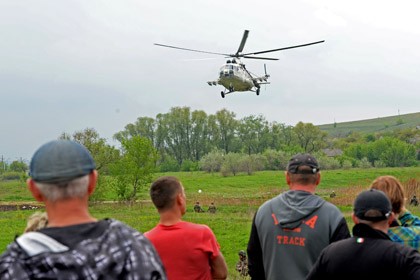 Máy bay trực thăng quân đội Ukraine trong khu vực xung quanh ngôi làng Andreevskoe thuộc Sloviansk