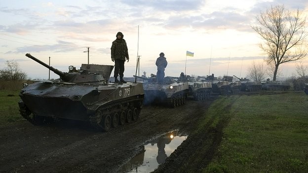 Xe tăng, pháo hạng nặng Ukraine ùn ùn tiến về Sloviansk