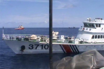 Tàu Hải cảnh Trung Quốc luôn đeo bám, cản trở tàu Cảnh sát biển Việt Nam đang thực hiện nhiệm vụ. Mỗi tàu CSB Việt Nam thường xuyên có 2-3 tàu của Trung Quốc kèm chặt. Ảnh: Cảnh Sát biển Việt Nam cung cấp.