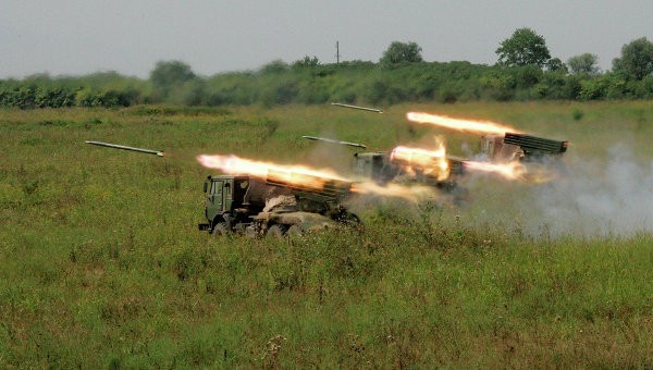 Hệ thống pháo phản lực Grad khai hỏa. Ảnh: RIA Novosti