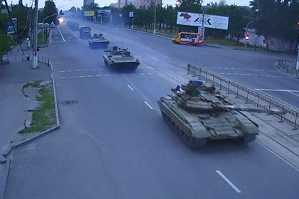 Xe tăng xuất hiện tại Lugansk vào sáng sớm ngày 25/6. Ảnh: Lenta