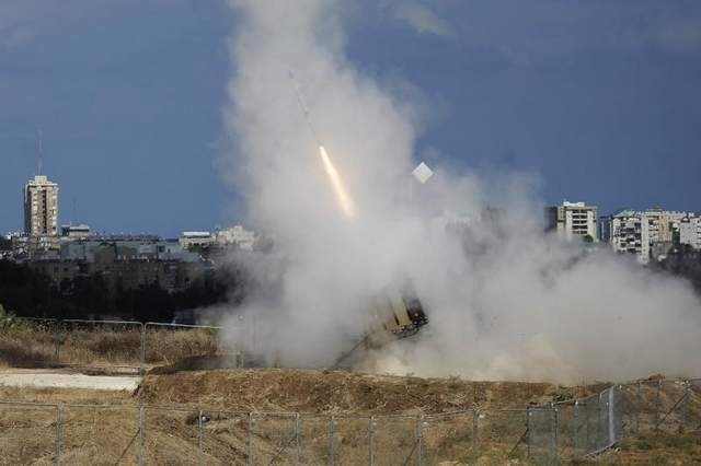 Một tên lửa được phóng bởi một khẩu đội Iron Dome ở thành phố Ashdod, miền Nam Israel. Lầu Năm góc đang tìm kiếm nguồn kinh phí bổ sung nhằm đẩy nhanh sản xuất các bộ phần của hệ thống đánh chặn tên lửa Iron Dome (David Buimovitch / AFP)