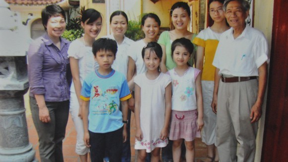 Thầy Trà (ngoài cũng bên phải) cùng những em học sinh trong lớp học hướng thiện