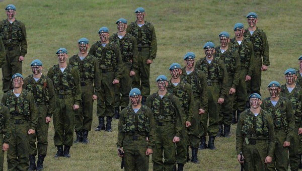 NÓNG: Ukraine trao trả 10 lính dù Nga 'đi lạc'