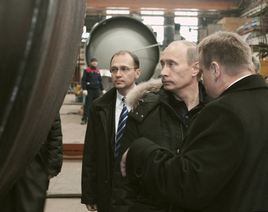 Tổng thống Nga Vladimir Putin nghe diễn giải của Giám đốc cơ quan năng lượng hạt nhân Nga Sergey Kirienko (04/3/2009)(Reuters)