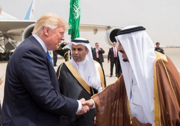 Tổng thống Mỹ Donald Trump và Quốc vương Salman bin Abdulaziz Al Saud tại lễ đón ở thu đô Riyadh, Saudi Arabia. Ảnh: Reuters
