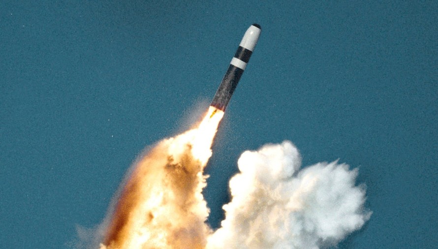 Xem tàu ngầm hạt nhân Anh phóng tên lửa liên lục địa Trident II