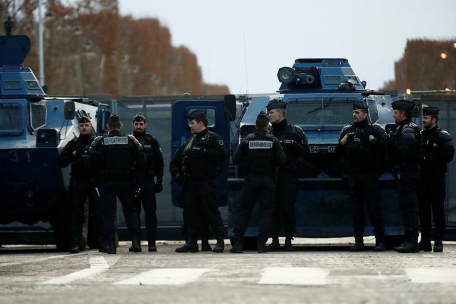 Pháp điều động xe bọc thép để ngăn người biểu tình 'Áo vàng'