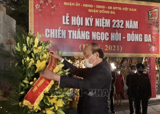 Thủ tướng Nguyễn Xuân Phúc đặt vòng hoa, dâng hương tại Tượng đài Quang Trung và đền thờ Hoàng đế Quang Trung tại Di tích quốc gia đặc biệt Gò Đống Đa. Ảnh: TTXVN phát
