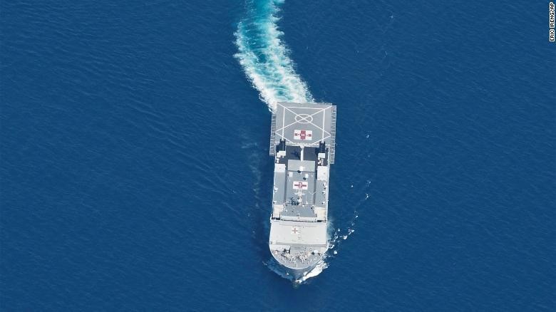 Tàu bệnh viện KRI Soeharso của Hải quân Indonesia đang tìm kiếm tàu ngầm KRI Nanggala. Ảnh: AP