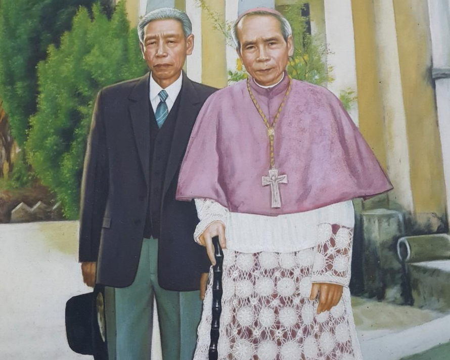 Họa sĩ Nam Phong (trái) và Giám mục Paul Bùi Chu Tạo