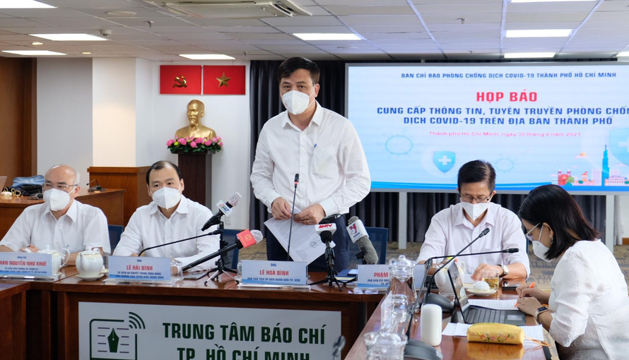 Ông Lê Hòa Bình - Phó Chủ tịch UBND TPHCM phát biểu tại họp báo 