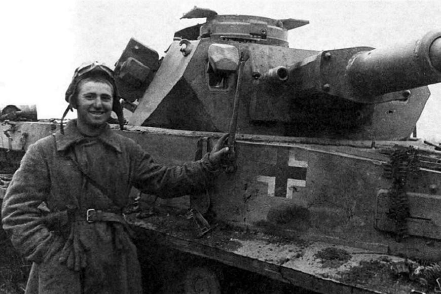 Pháo thủ chống tăng Vladimir Kondratenko bên chiếc xe tăng chiếm được của Đức. Ảnh: Pamyat-naroda.ru 