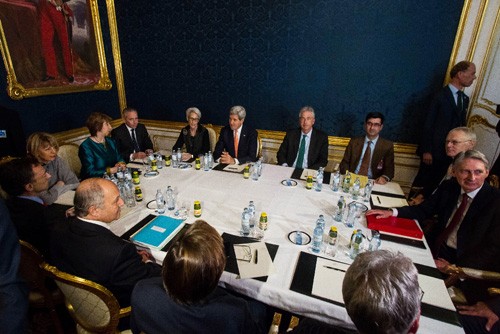 Đại diện P5+1 và Iran tại bàn đàm phán ở Vienna ngày 21/11. Ảnh: AFP
