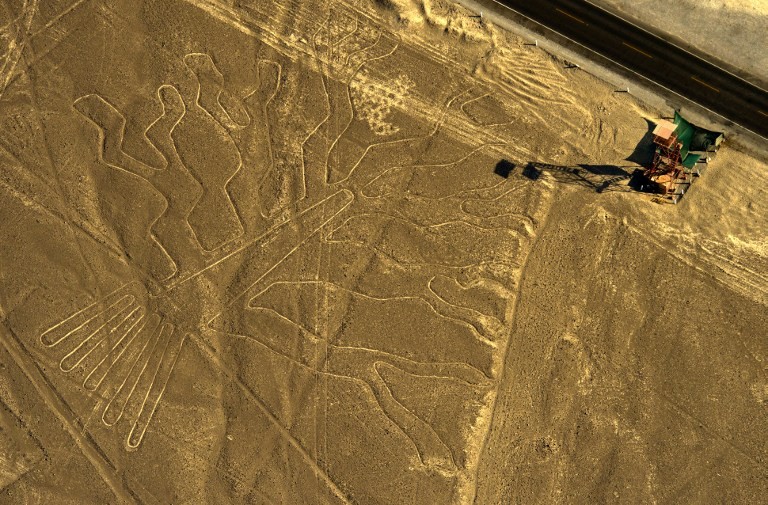 Dùng AI bất ngờ phát hiện 3 hình vẽ khổng lồ tại sa mạc Nazca