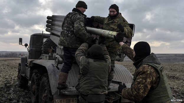 Một đơn vị tên lửa Grad Ukraine gần Debaltseve, nơi quân ly khai đang kiểm soát. 