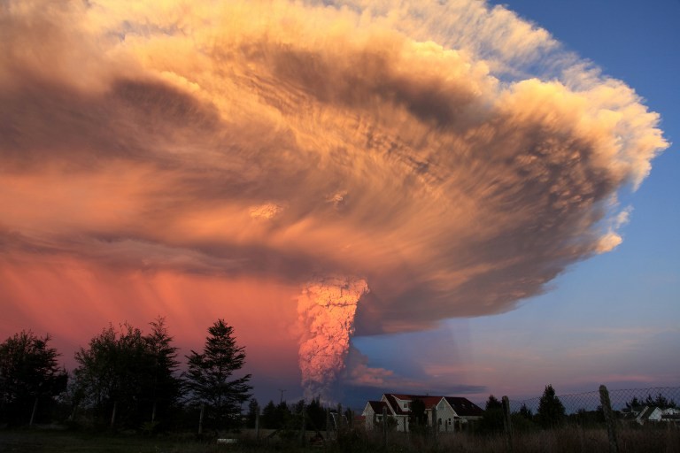 [ẢNH] Thời khắc núi lửa phun trào kinh hoàng ở Chile