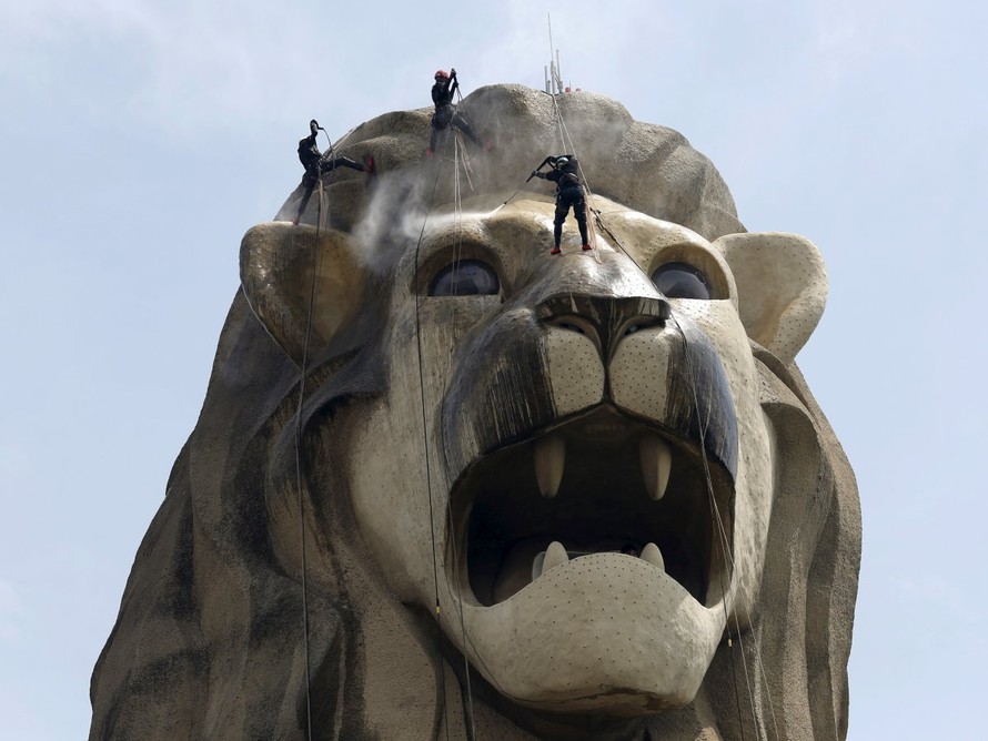 Tượng Merlion mô tả sinh vật đầu sư tử mình cá - biểu tượng của nước Singapore. Bức tượng khổng lồ này có chiều cao 37 m đặt tại đảo Sentosa, Singapore