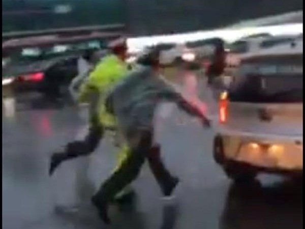 Hình ảnh ghi lại cảnh nhiều cảnh sát chạy đuổi theo sau taxi (Nguồn: Otofun) 