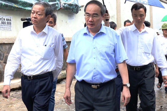 Bí thư Thành ủy TPHCM Nguyễn Thiện Nhân cùng lãnh đạo UBND TPHCM đi thị sát các điểm ngập, công trình chống ngập của thành phố. Ảnh Việt Văn