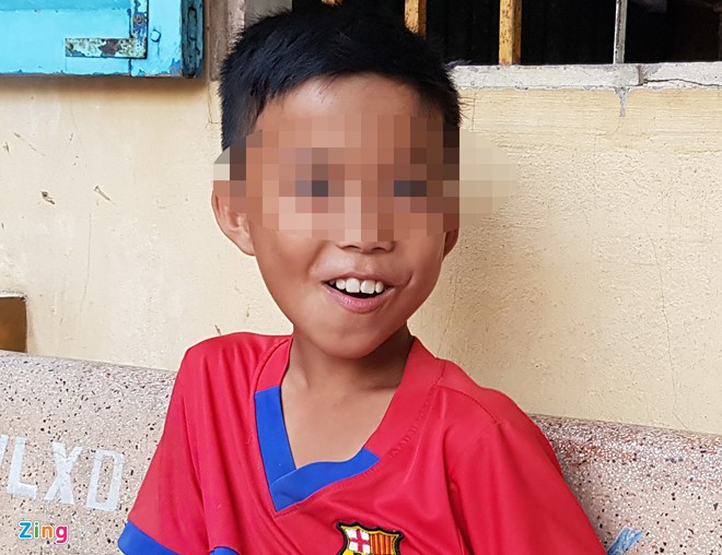 Nam sinh kể lúc bị phạt đứng ngoài hành lang. Ảnh: Việt Tường. 