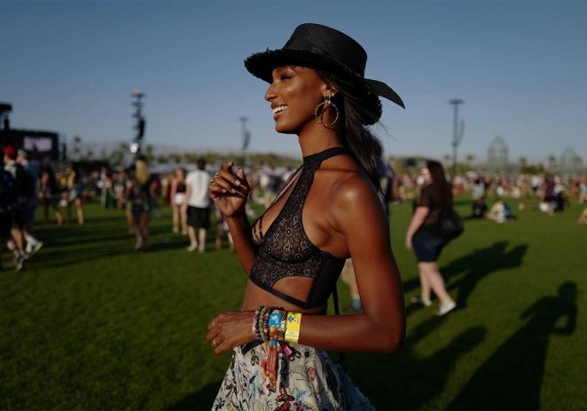 Lễ hội Coachella là cơ hội cho các tín đồ thời trang Mỹ khoe vẻ nóng bỏng, sành điệu.