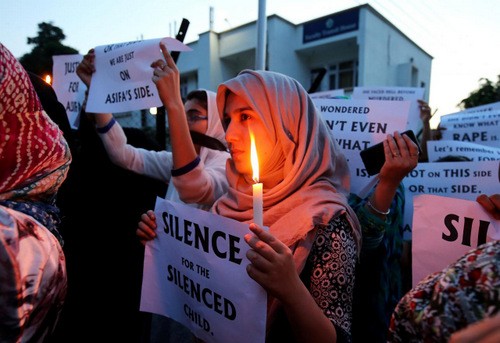 Người biểu tình phản đối vụ cường hiếp, sát hại bé gái 8 tuổi. Ảnh: Reuters.
