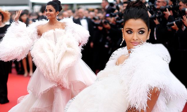 'Hoa hậu đẹp nhất mọi thời đại' Aishwarya Rai vai trần lộng lẫy ở thảm đỏ Cannes