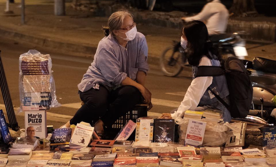 Bà Nguyễn Thị Minh Hường (65 tuổi) bày hàng sách ra bán bên lề đường ở ngã tư Bảy Hiền (quận Tân Bình, TPHCM). 