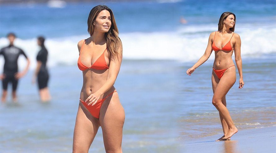 Nữ MC nổi tiếng Jennifer Lahmers đẹp như mộng với bikini bé xíu ở biển