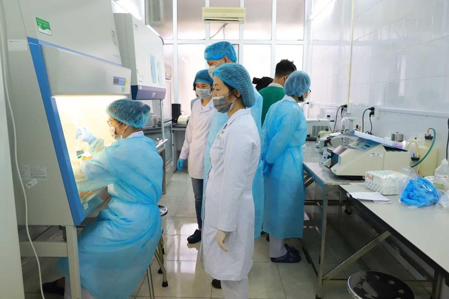 Nhân viên y tế Quảng Ninh xét nghiệm truy vết COVID-19