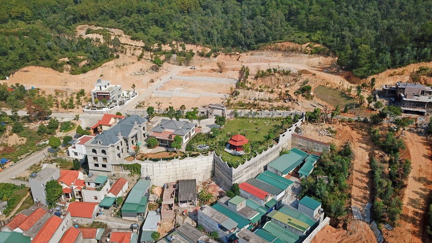 Cận cảnh ngọn đồi bị san phẳng xây biệt thự trái phép ở Quảng Ninh