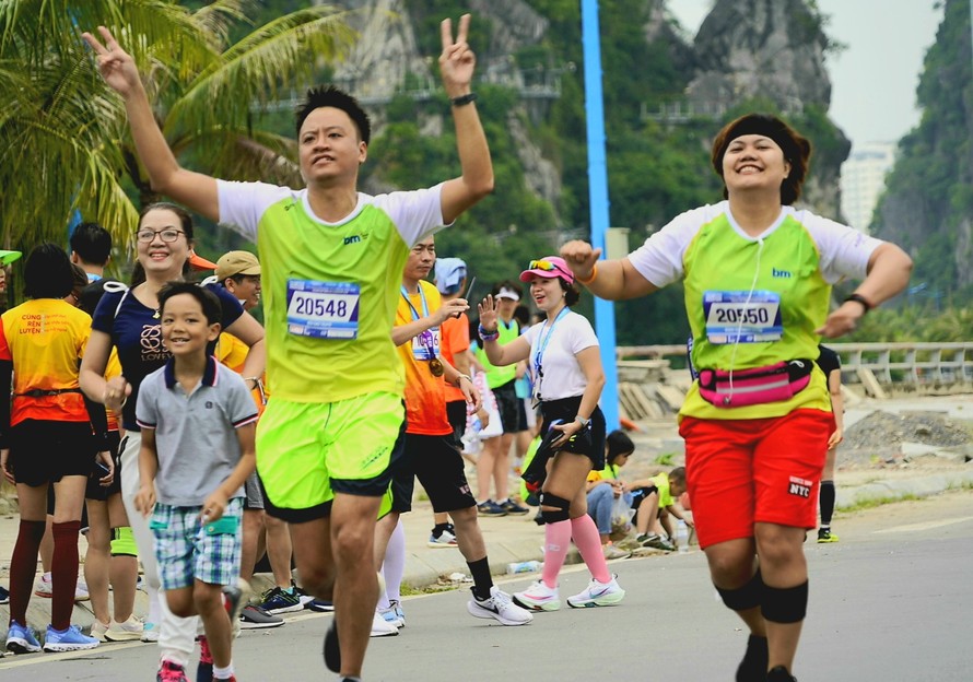 Hàng nghìn người chạy marathon trên bờ vịnh Hạ Long