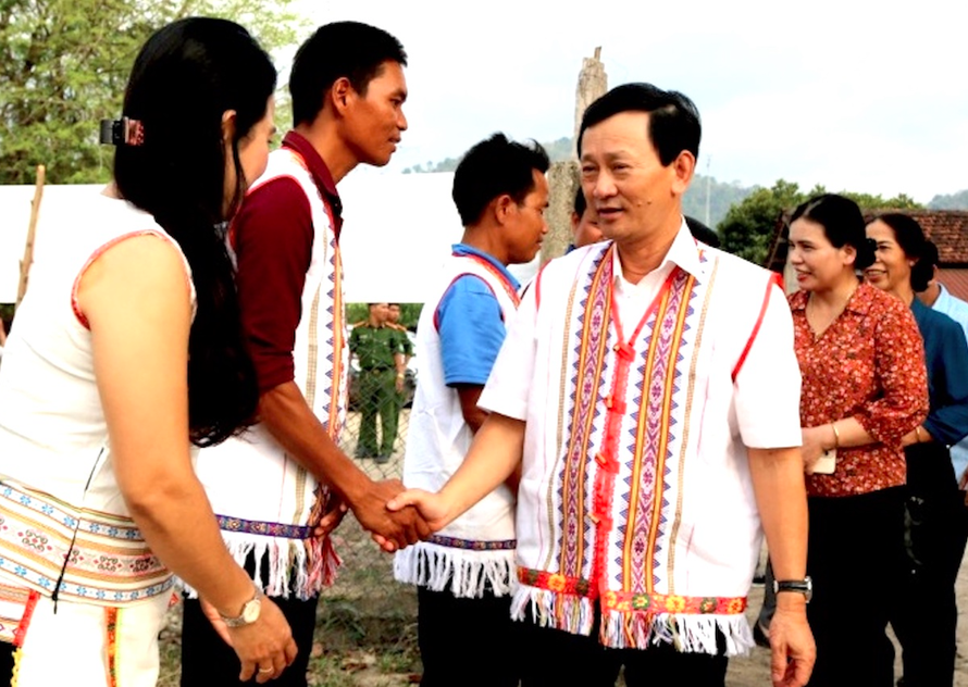 Ông Dương Văn Trang cùng đoàn công tác đến thăm người dân làng Le